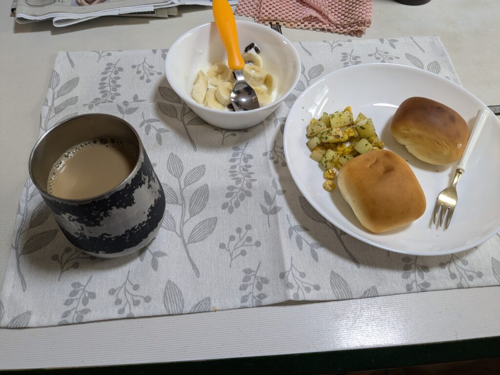 22日目 朝食:ロールパン2個・じゃがいも&コーンソテー・ヨーグルト(バナナ&レーズン)・無糖カフェオレのワンプレート