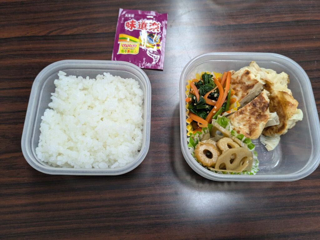 22日目 昼食:白ご飯180 g・焼き餃子3個・ほうれん草と人参のごま和え・れんこん&ちくわのきんぴら・ふりかけ付き弁当
