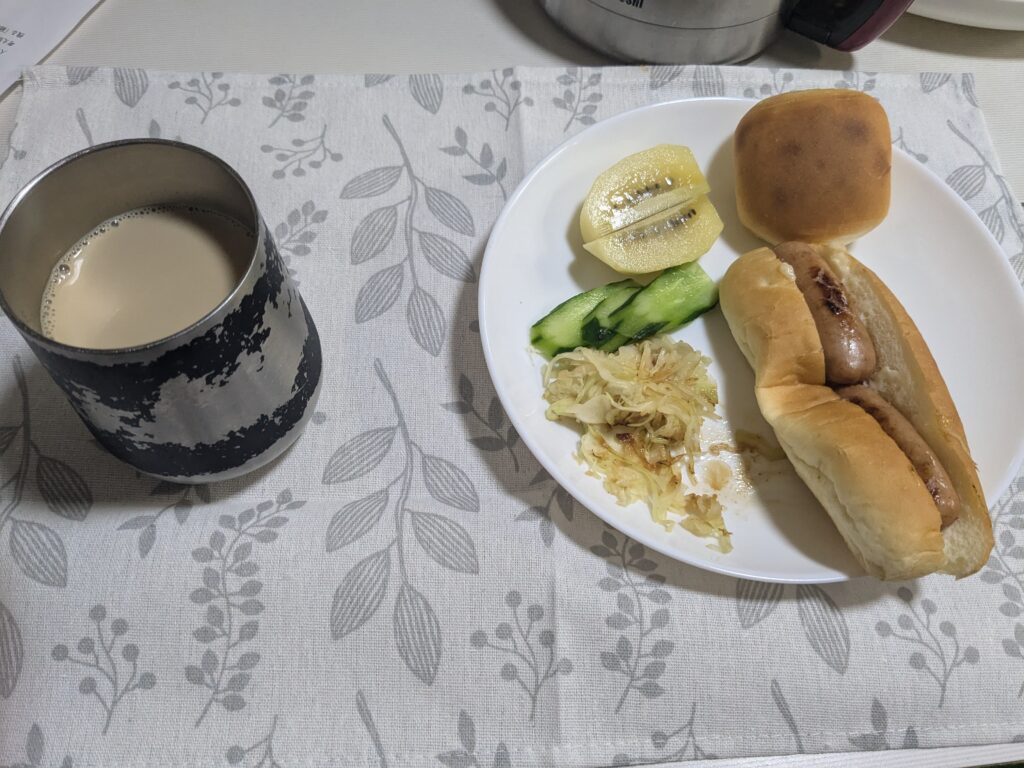 23日目 朝食:ホットドッグ・バナナ½本・ゴールドキウイ・きゅうりとザワークラウト・無糖カフェオレ