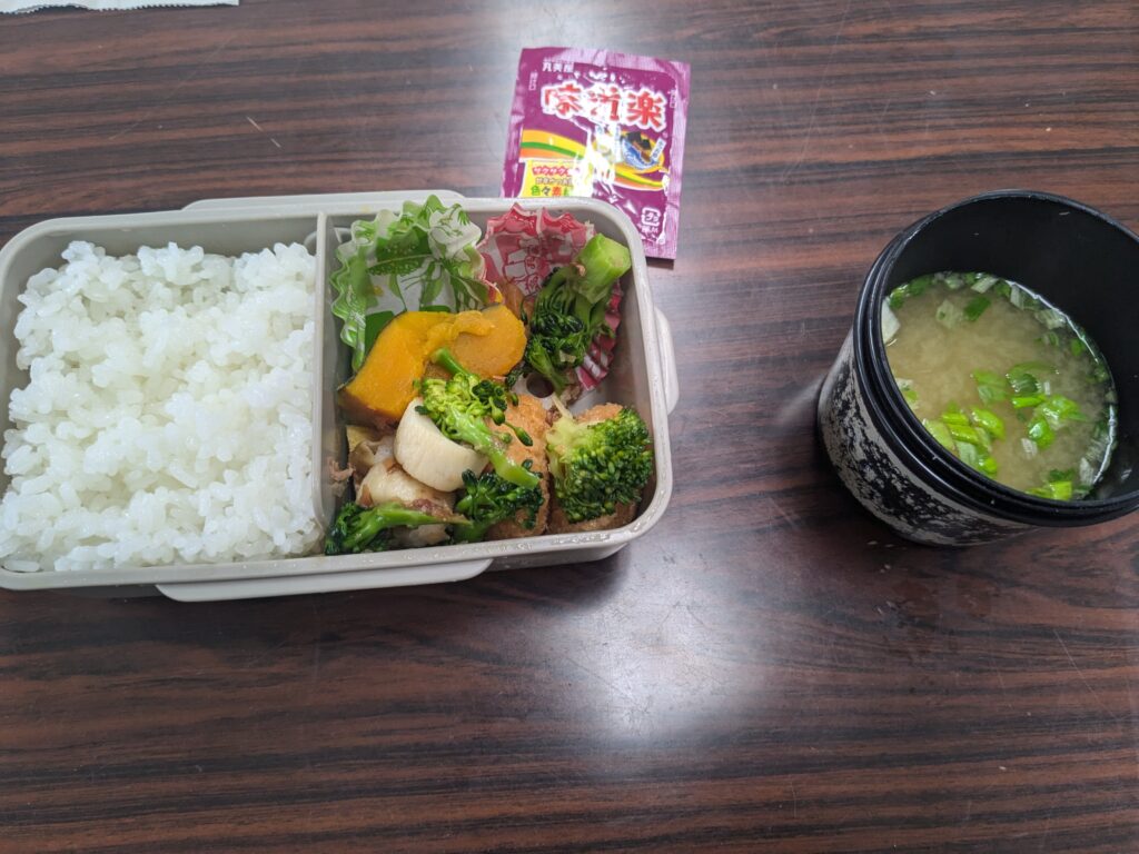 23日目 昼食:ご飯200 g・メンチカツ2個・ブロッコリーちくわ和え・ふりかけ・インスタント味噌汁