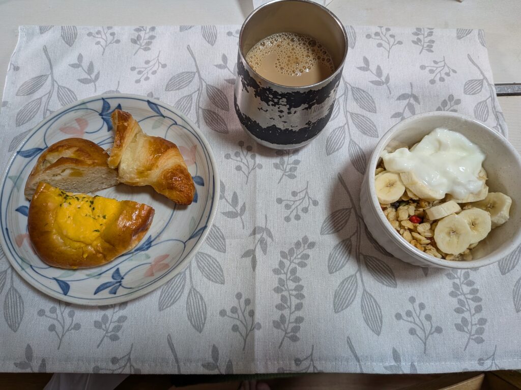 25日目 朝食:クロワッサン・チーズパン・たまごパン・グラノーラ&ヨーグルトバナナ・無糖カフェオレ