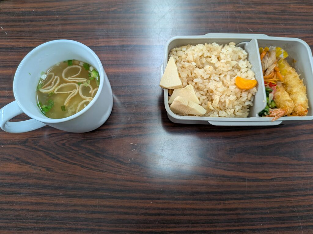 25日目 昼食:たけのこ炊き込みご飯・えびフライ・鶏むねと野菜炒め・ほうれん草人参ごま和え・インスタント味噌汁