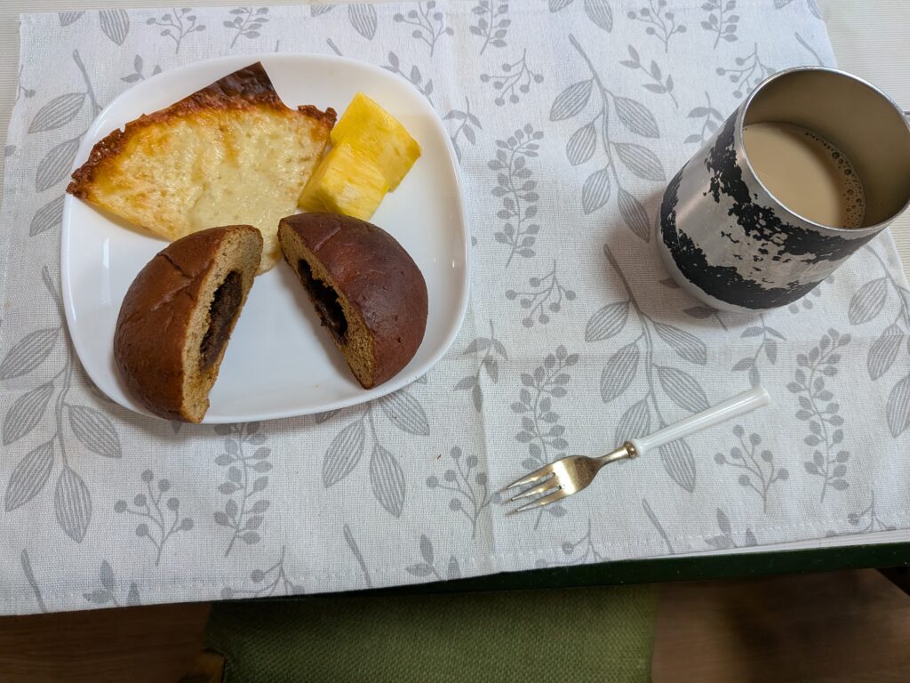 26日目 朝食:ベースブレッド〈カレー〉1袋・シュウマイ皮チーズピザ・パイン・無糖カフェオレ