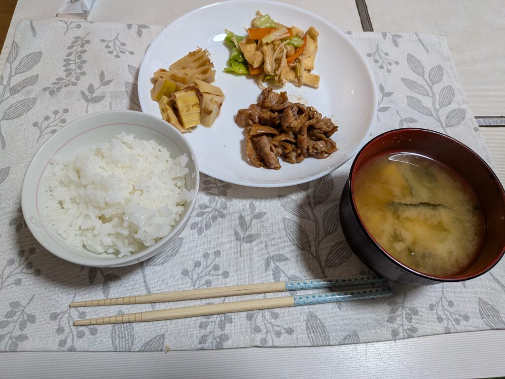 26日目 夕食:ご飯・豚こま甘辛炒め・キャベツ人参油揚げ炒め・たけのこ土佐煮・味噌汁