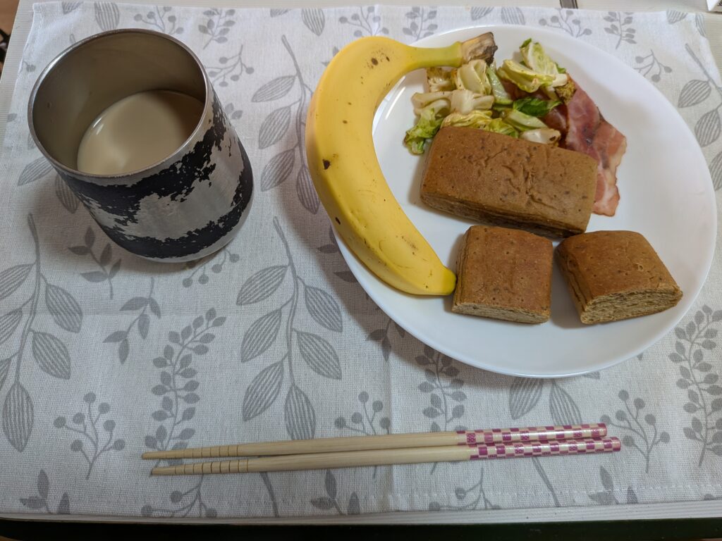27日目 朝食:ベースブレッド〈メープル〉1袋・バナナ・ベーコンとキャベツ炒め・無糖カフェオレ
