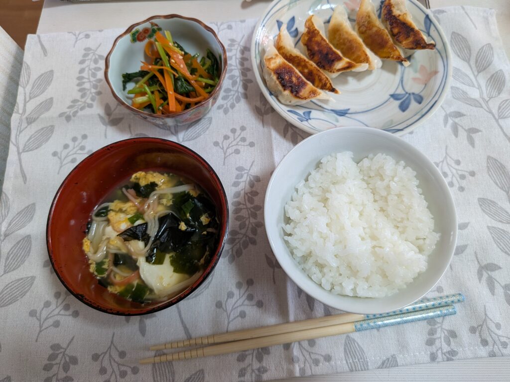 27日目 昼食:ご飯・焼き餃子・ほうれん草人参ごま和え・わかめ卵スープ