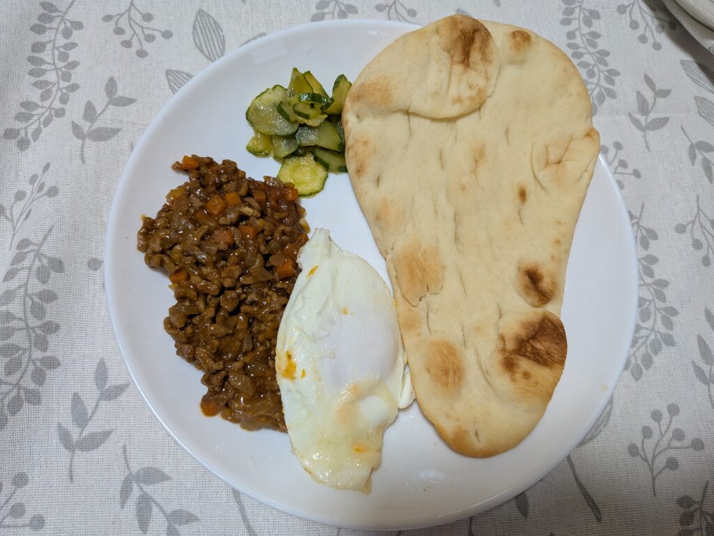 27日目 夕食:ナン・キーマカレー・目玉焼き・きゅうり酢の物・味噌汁