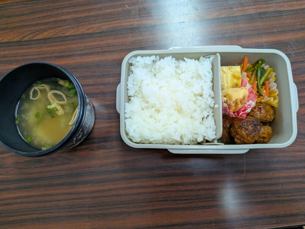 28日目 昼食:ご飯・肉団子・シュウマイ・ほうれん草人参ごま和え・竹の子土佐煮・インスタント味噌汁