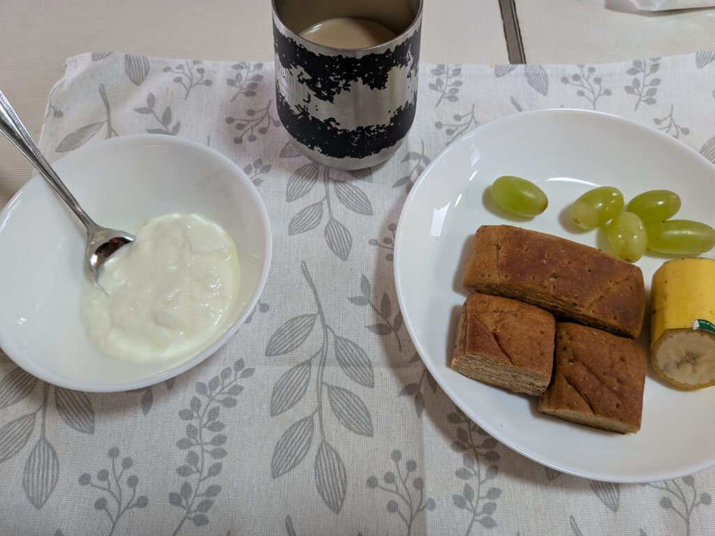 29日目 朝食:ベースブレッド〈ストロベリー〉1袋バナナ½本・マスカット・プレーンヨーグルト・無糖カフェオレのワンプレート
