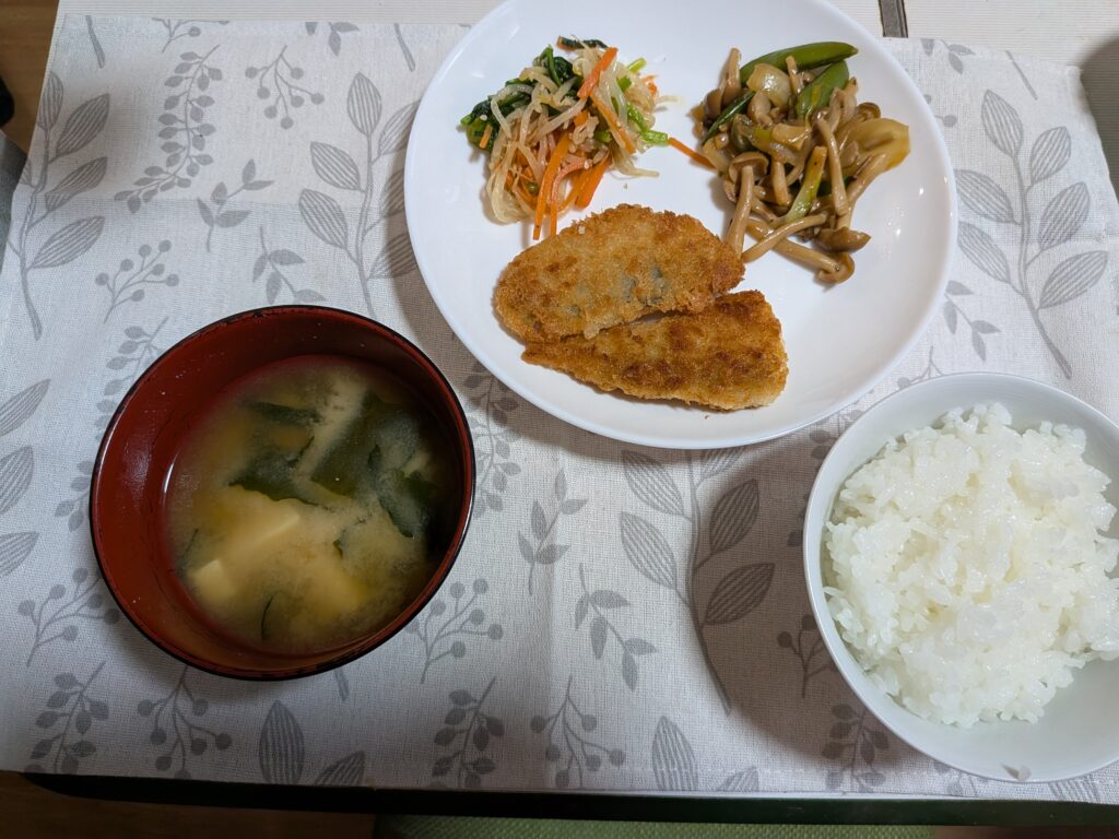 29日目 夕食:白ご飯120 g・白身魚フライ2枚・しめじとスナップえんどう炒め・もやし人参ほうれんそうのナムル・わかめ豆腐味噌汁の和定食