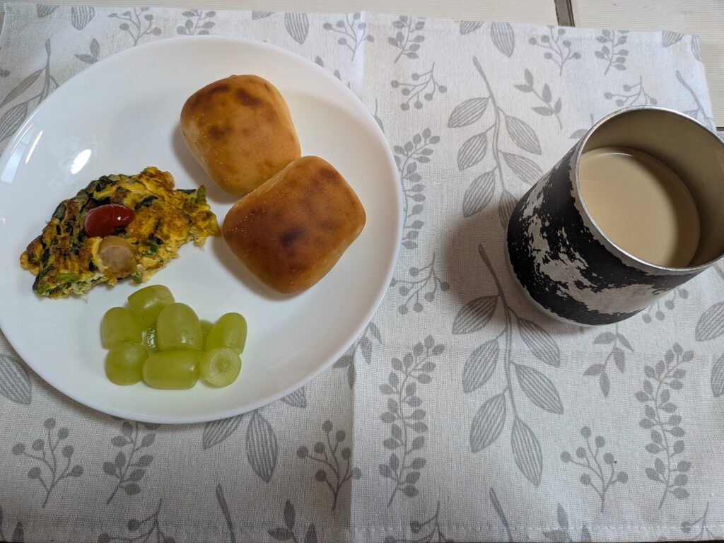 30日目 朝食:ロールパン2個・ほうれん草とソーセージ入り卵焼きにケチャップ少々・マスカット8粒・無糖カフェオレのワンプレート