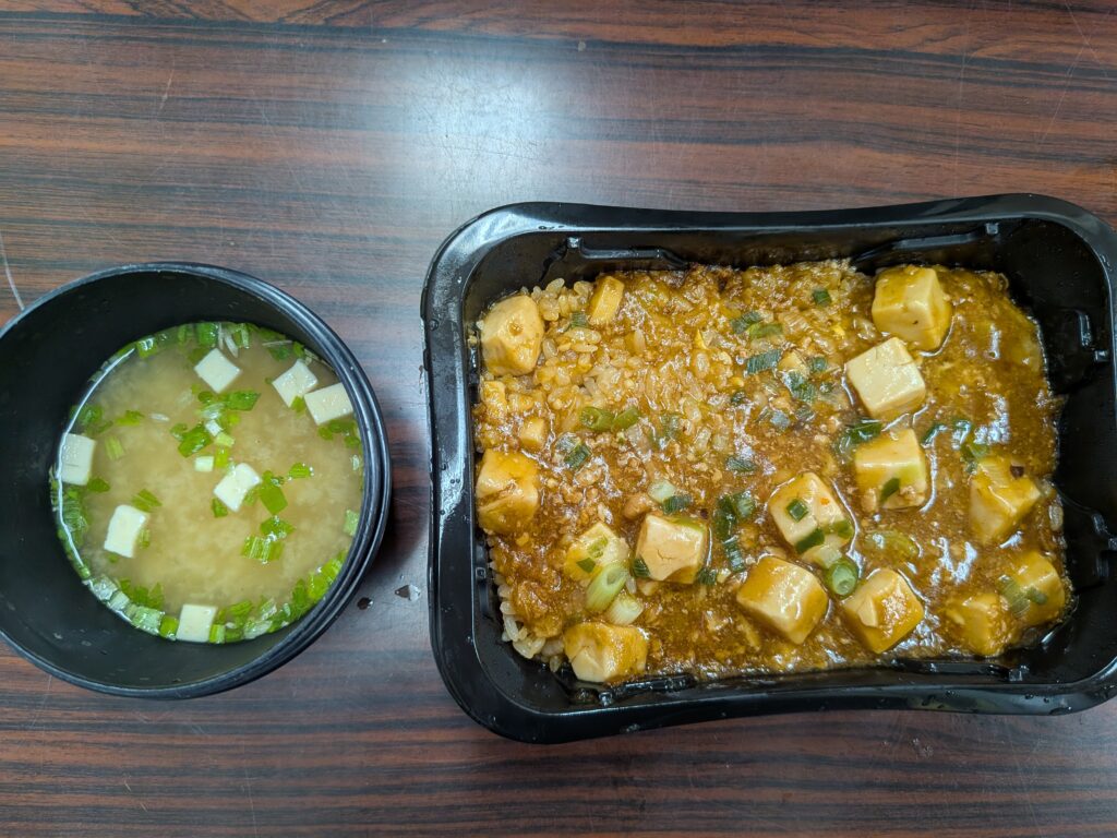 30日目 昼食:バーミヤン冷凍〈麻婆豆腐チャーハン〉315 gとインスタント豆腐わかめ味噌汁
