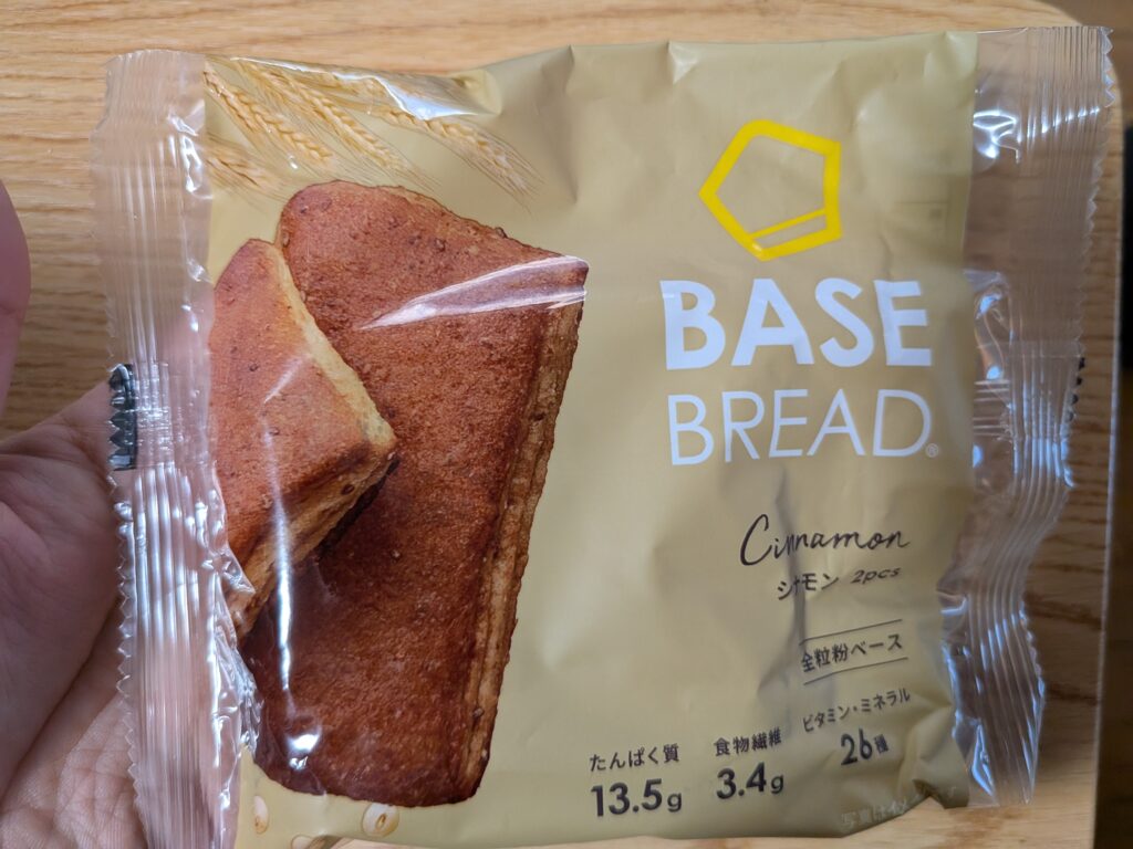 ベースブレッド〈シナモン〉パッケージ正面:ベージュ地に全粒粉ミニ食パン2枚の製品写真