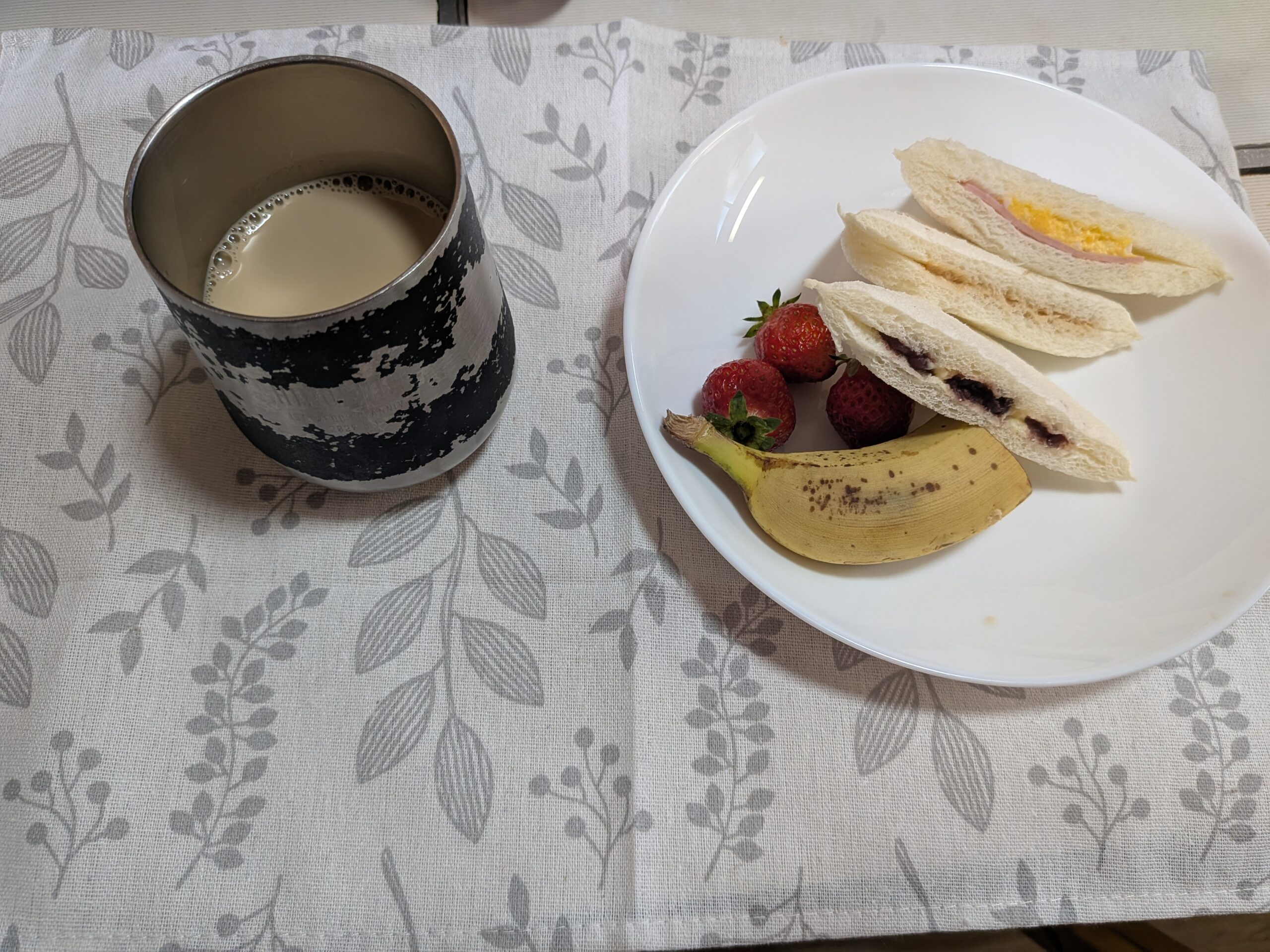 31日目 朝食:三角サンドイッチ3切・バナナ½本・いちご3粒・無糖カフェオレ