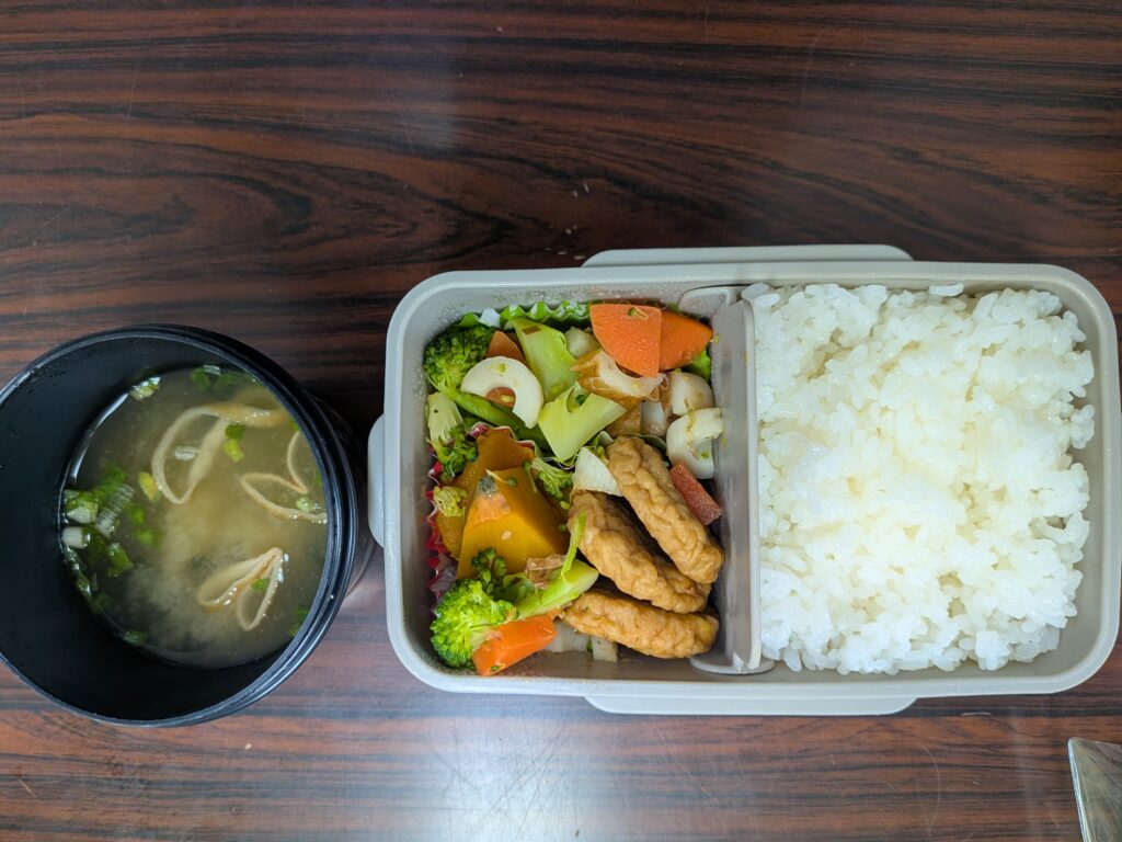 31日目 昼食:白ご飯200 g・ちくわソテーと温野菜の弁当+インスタントわかめ味噌汁