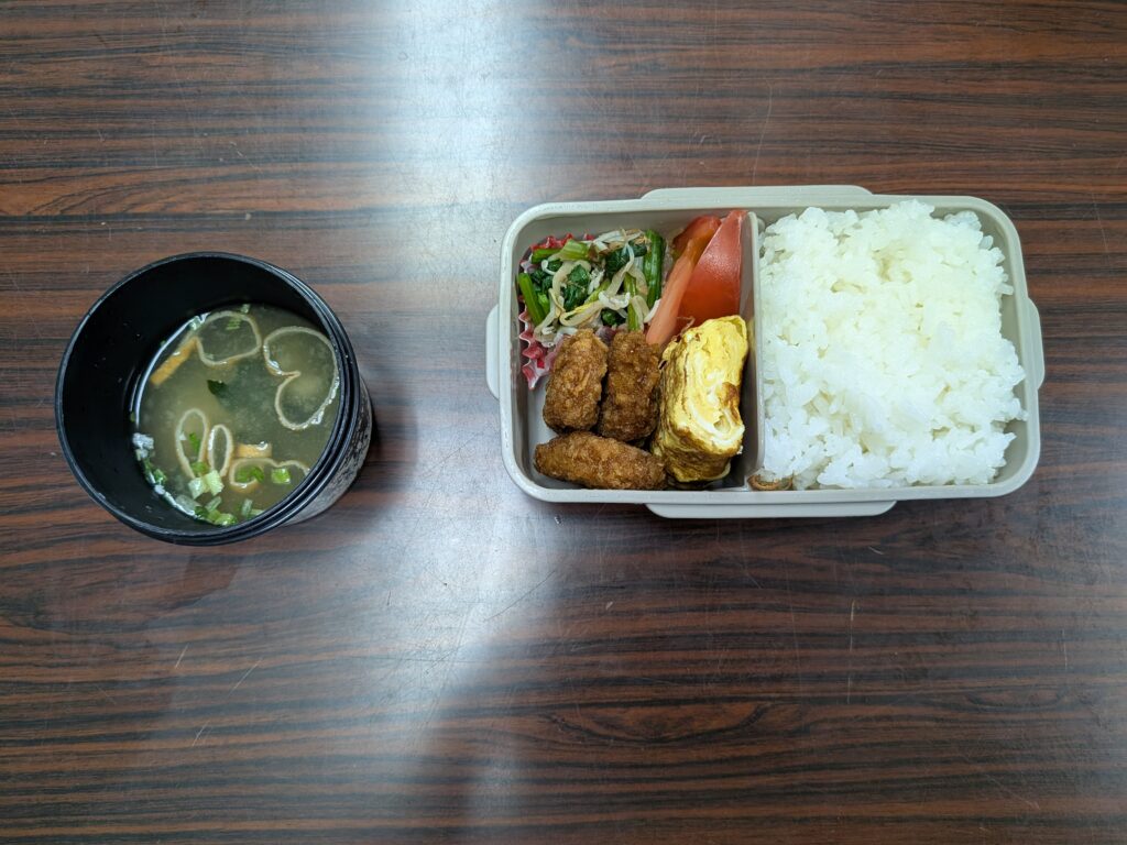 32日目 昼食:ご飯・唐揚げ・玉子焼き・ほうれん草・もやしのごま和え・トマト・わかめ油揚げ味噌汁