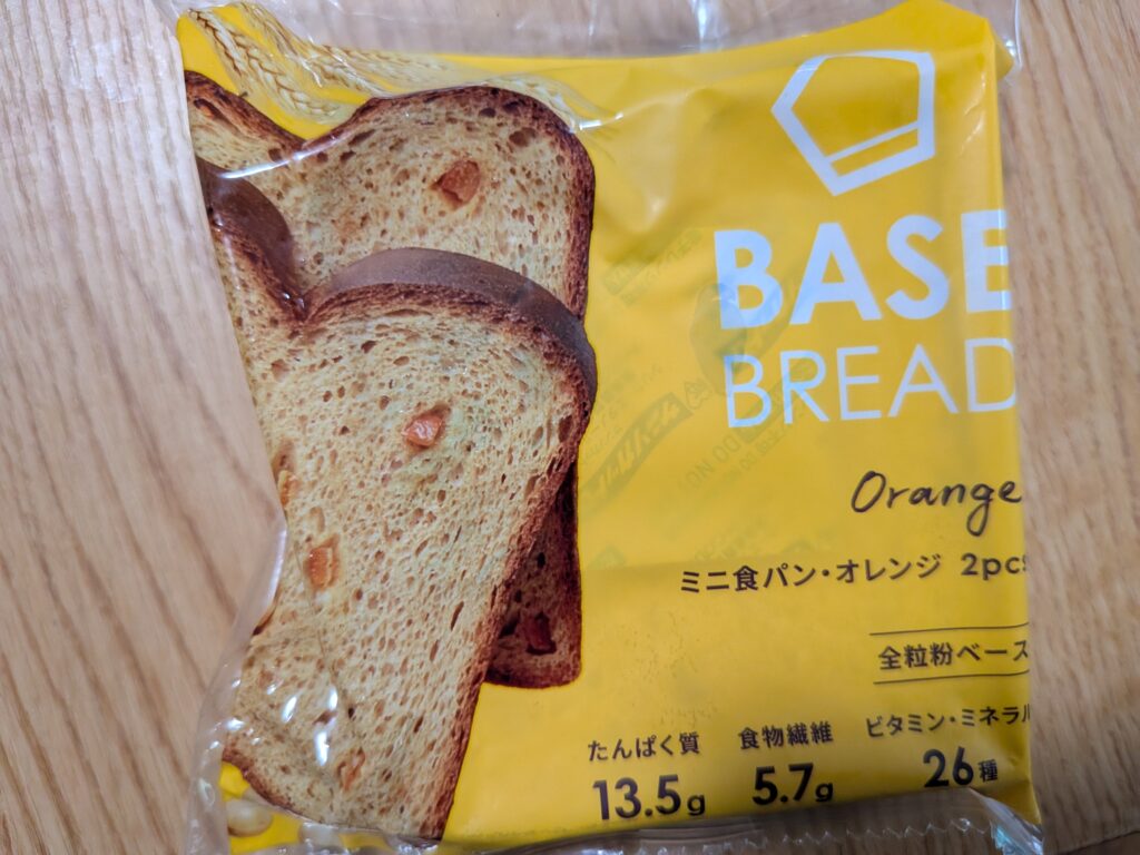 32日目 夕食:ベースブレッド〈オレンジ〉パッケージ正面:黄色地にミニ食パン2枚