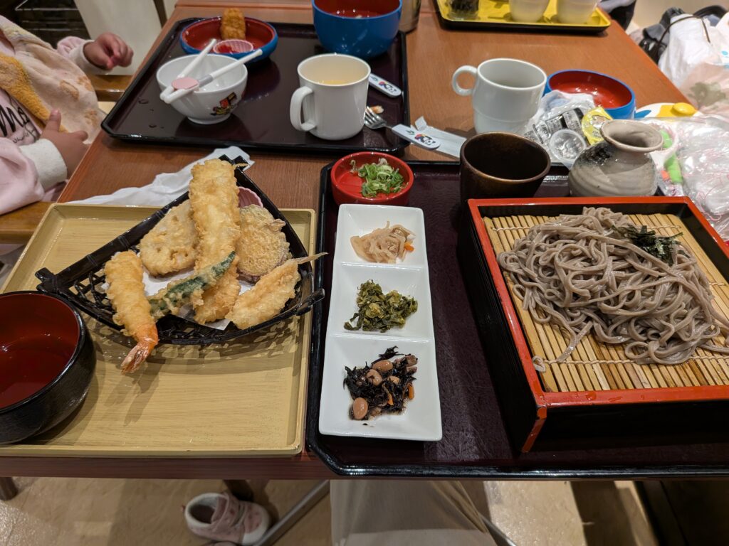 33日目 昼食:ざるそば一人前と海老・野菜の天ぷら盛り合わせ、切干大根・高菜漬け・ひじき煮の小鉢3種