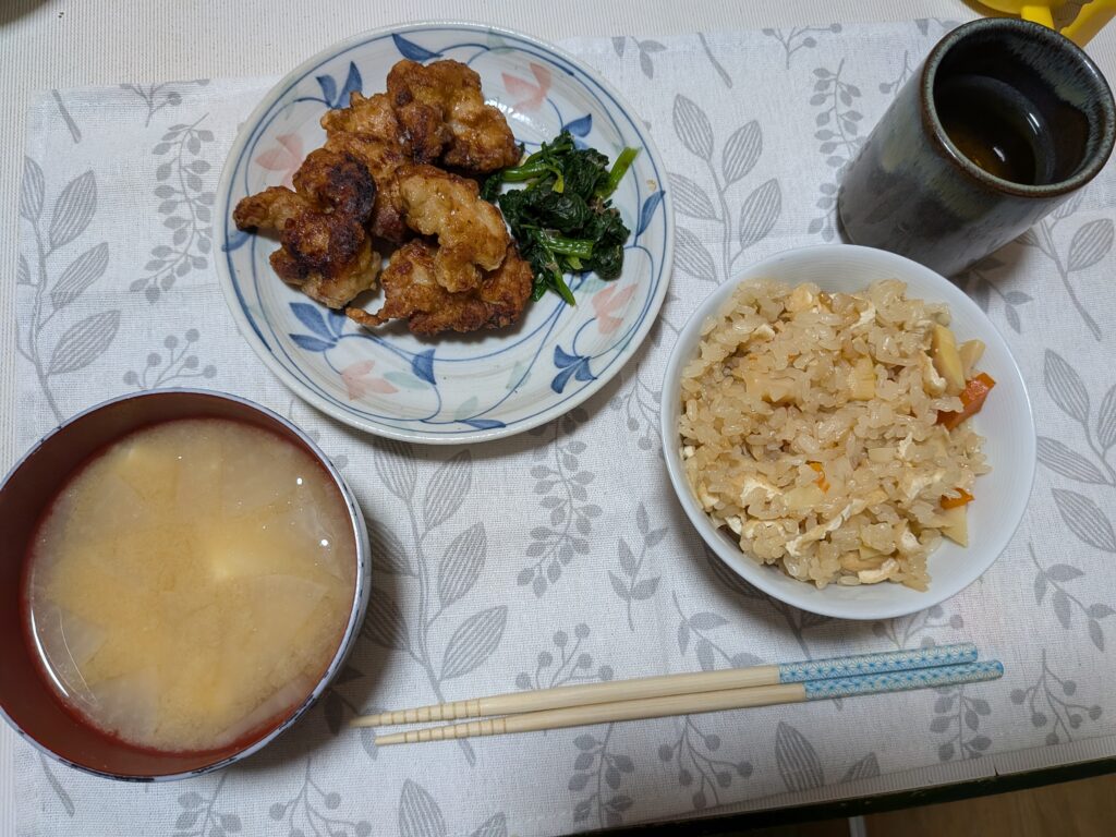 33日目 夕食:から揚げ、ほうれん草おひたし、たけのこ炊き込みご飯小茶わん、味噌汁