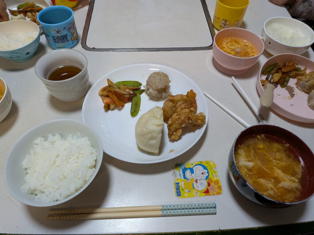 35日目 夕食:ご飯と卵スープ、唐揚げ・シュウマイ・ミニ肉まん、炒め野菜を盛ったプレートが卓上に並ぶ