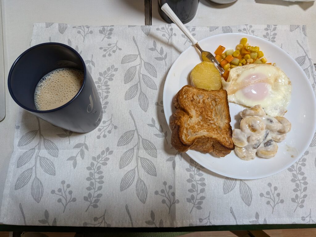 36日目 朝食:・厚切りトースト
・目玉焼き
・さつまいも
・コーン・にんじん炒め
・バナナ+プレーンヨーグルト
・無糖カフェオレ