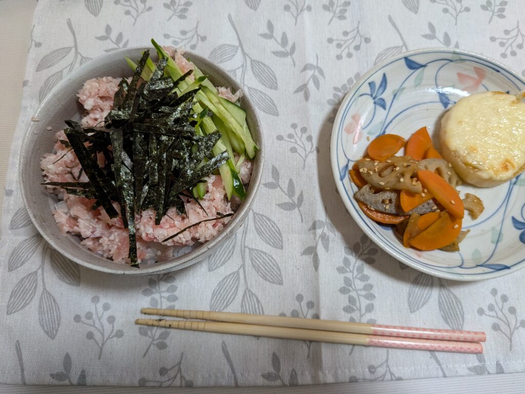 40日目 昼食:丼にご飯・まぐろのネギトロ・きゅうり千切り・刻み海苔を盛ったネギトロ丼、取り皿にれんこんとにんじんのきんぴら・大根チーズが添えられている