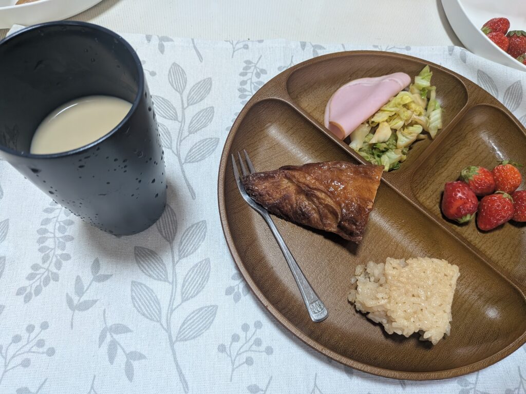 42 日目 朝食
・クロワッサン
・おにぎりの残り
・ハムとキャベツ
・いちご
・無糖カフェオレ