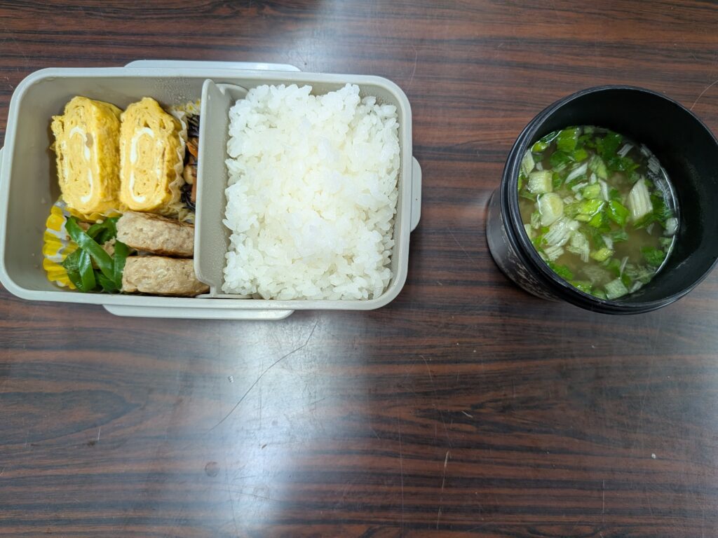 42 日目 昼食
・ご飯
・玉子焼き
・ミニハンバーグ
・ひじきと大豆煮
・いんげん胡麻あえ
・インスタント味噌汁