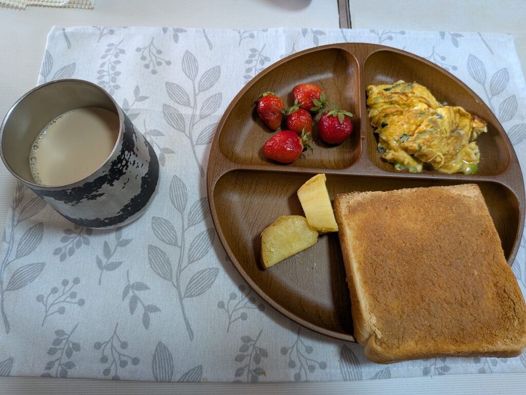 43日目 朝食:
・きなこトースト
・オムレツ
・いちご
・パイナップル
・無糖カフェオレ