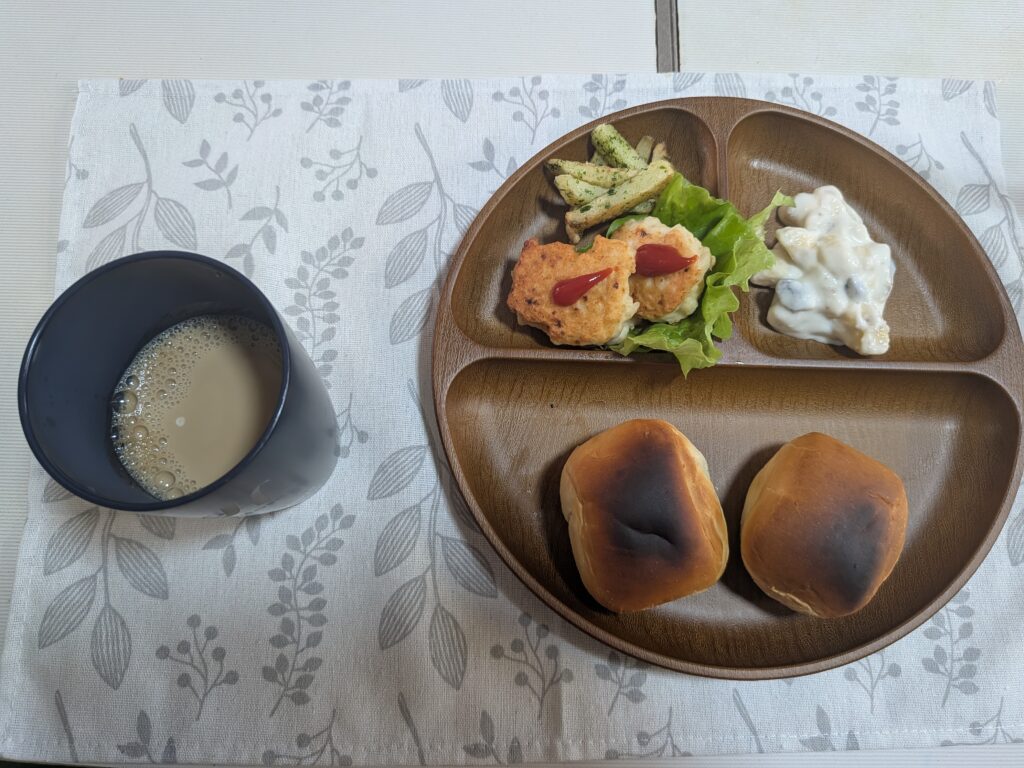 44日目 朝食:
・ロールパン
・鶏つくねミニパティ
・青のりポテトフライ
・フルーツ入りヨーグルト
・無糖カフェオレ