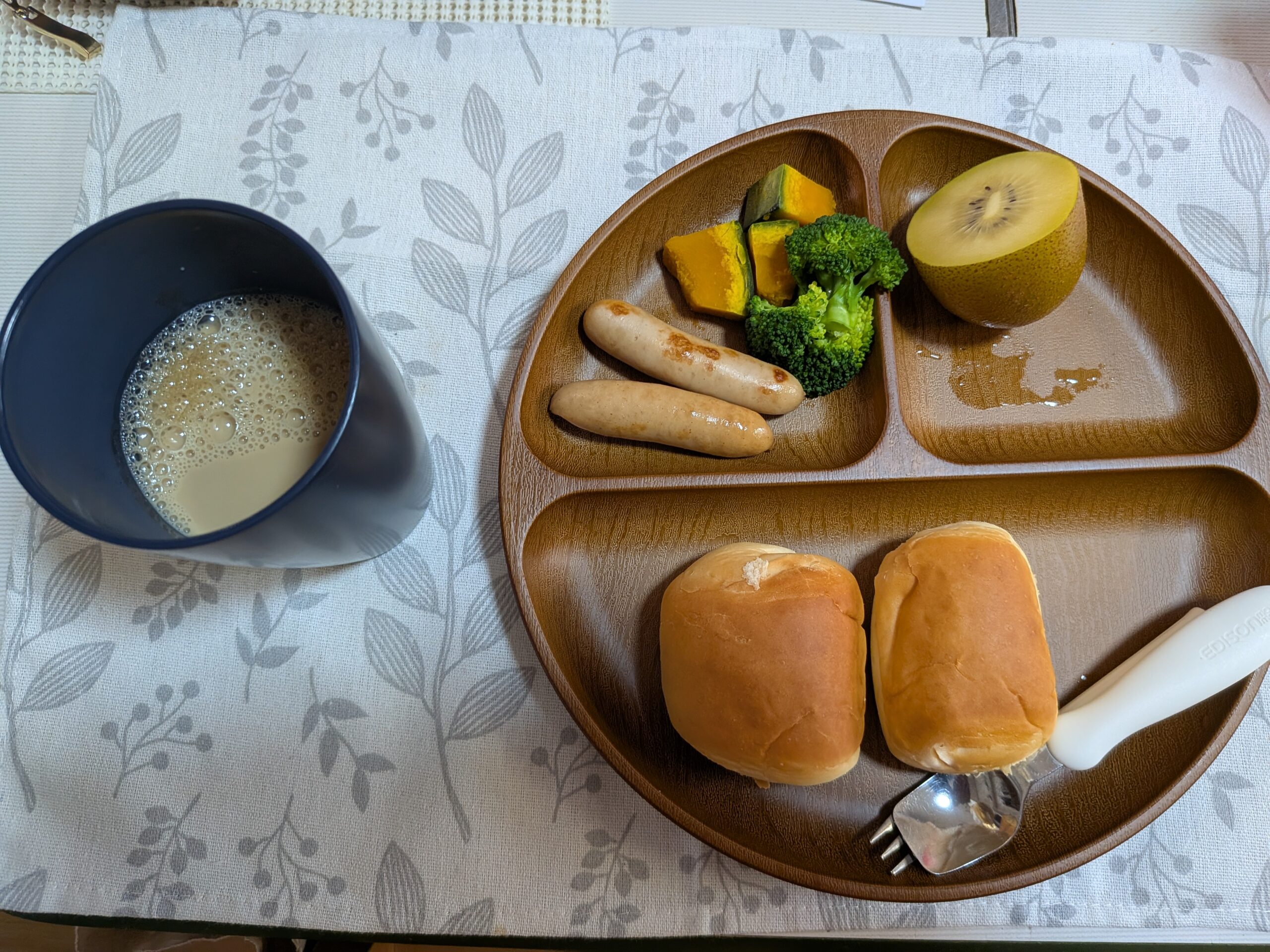 45日目 朝食:
・ロールパン
・ソーセージ
・かぼちゃ
・ブロッコリー
・キウイ
・無糖カフェオレ