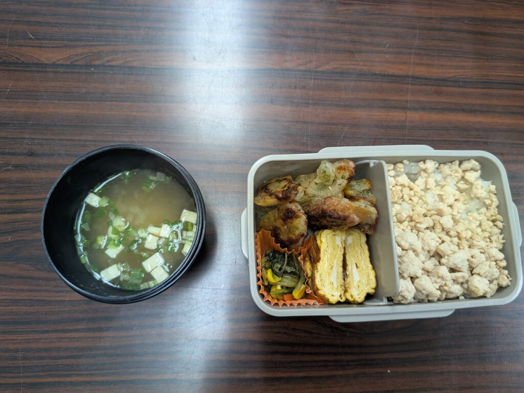 45日目 昼食:
・鶏そぼろご飯
・ちくわの磯部揚げ
・玉子焼き
・ほうれん草とコーンおひたし
・インスタント味噌汁
