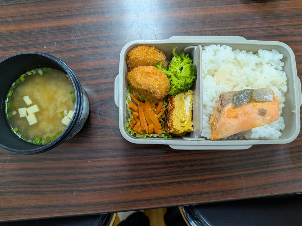 46日目 昼食:
・ご飯
・焼き鮭
・コロッケ
・ブロッコリー
・玉子焼き
・にんじんきんぴら
・味噌汁