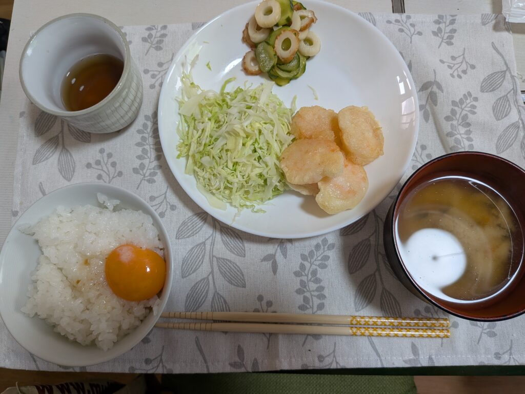 47日目 昼食:
・卵かけご飯
・えびのフリッター
・千切りキャベツ
・ちくわときゅうりの酢の物
・味噌汁