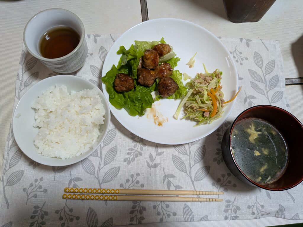 47日目 夕食:
・ご飯
・肉団子
・ツナ入りコールスロー
・わかめ・卵スープ