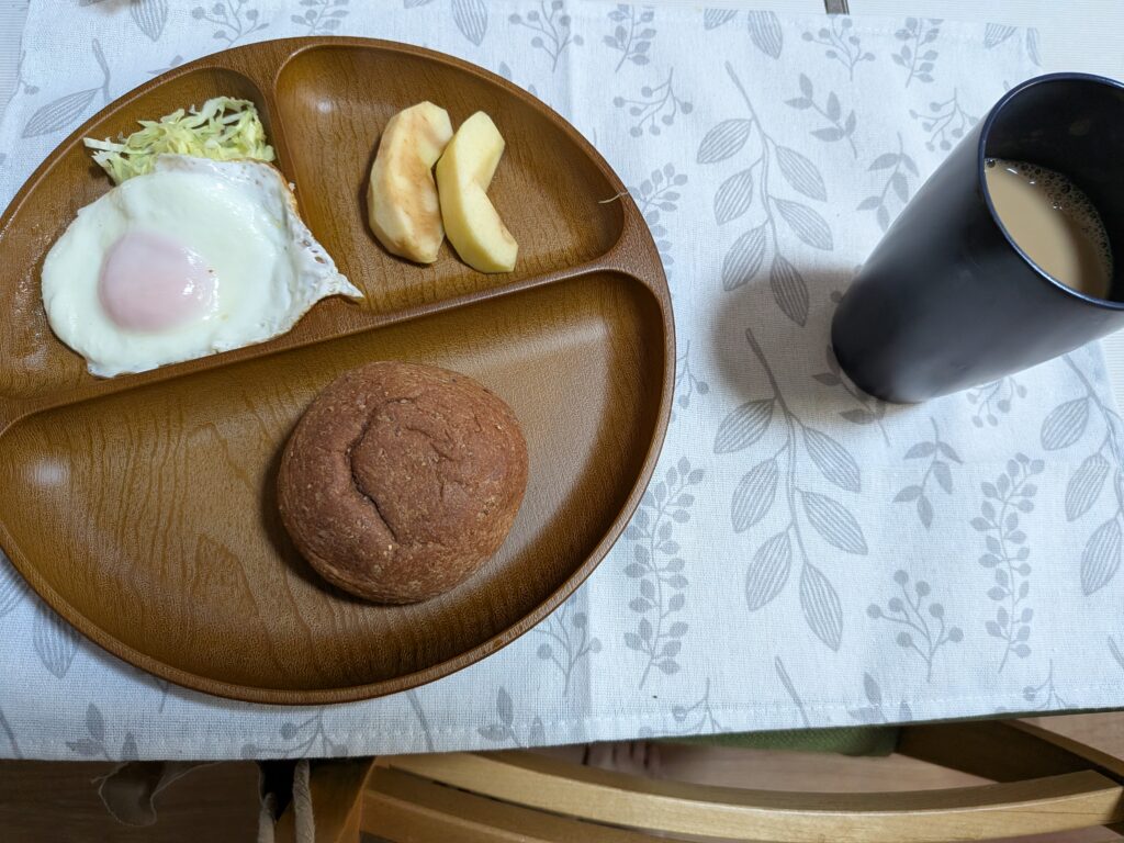 48日目 朝食:
・ベースブレッド
プレーン1袋
・目玉焼き
・千切りキャベツ
・りんご
・無糖カフェオレ