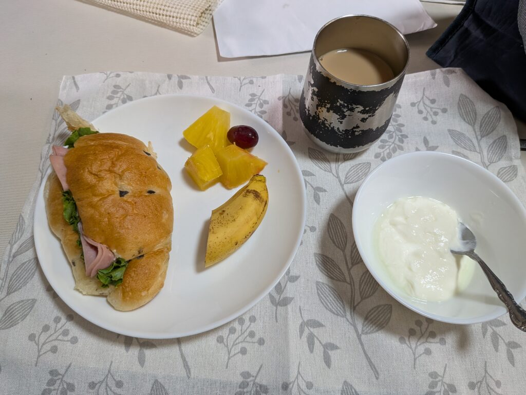 49日目 朝食:
・クロワッサンサンド
・フルーツ
・プレーンヨーグルト
・無糖カフェオレ