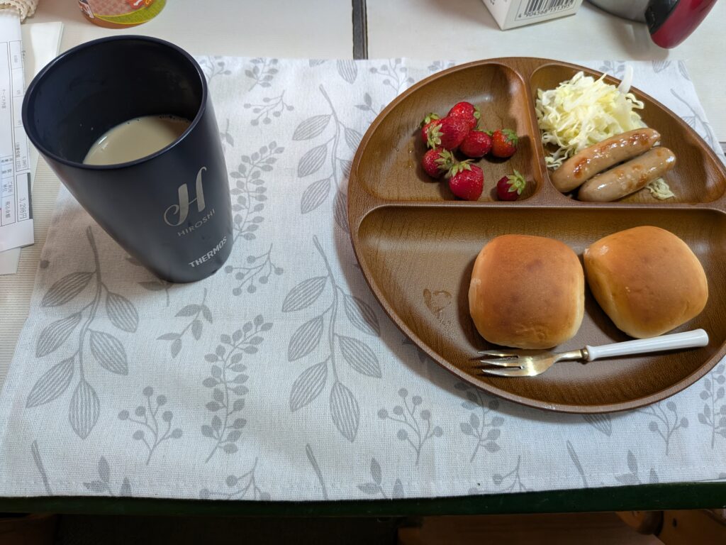 50日目 朝食:
・ロールパン
・ウインナー
・千切りキャベツ
・いちご
・無糖カフェオレ