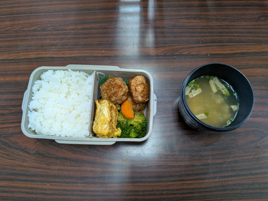 50日目 昼食:
・ご飯
・卵焼き
・ハンバーグ
・ブロッコリーとにんじんの和え物
・インスタント味噌汁
