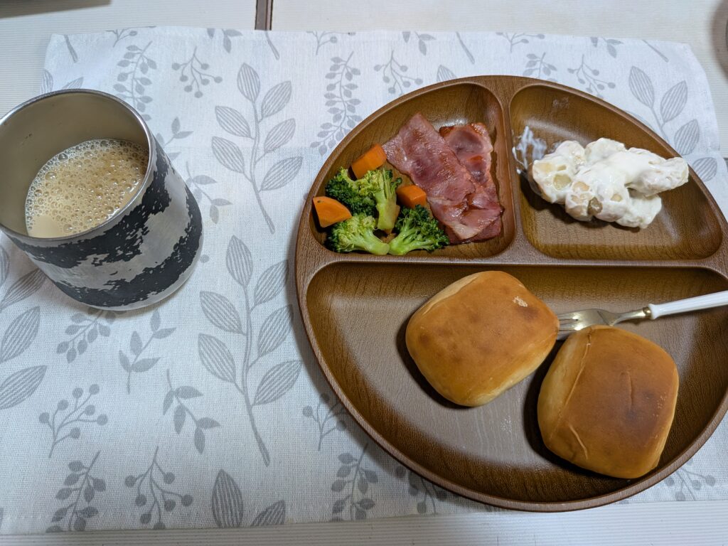 51日目 朝食:
・ロールパン
・ベーコン
・ブロッコリー+にんじん
・フルーツ入りヨーグルト
・無糖カフェオレ