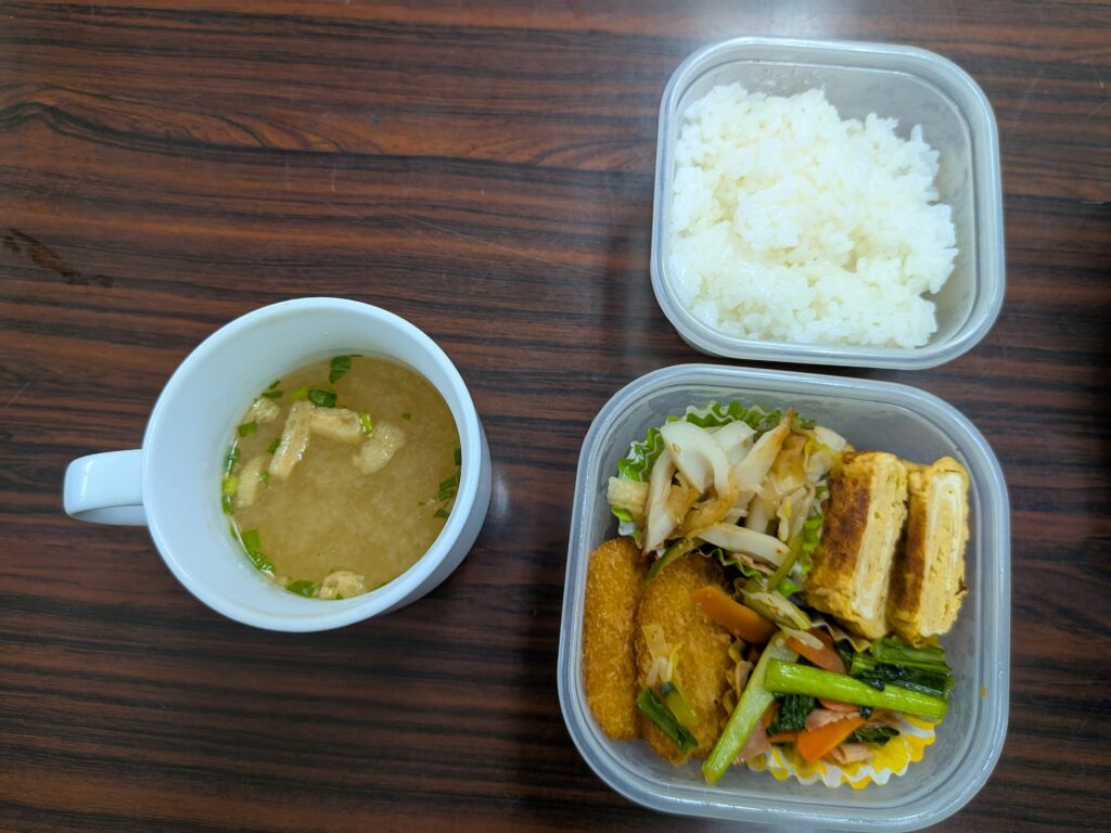 52日目 昼食:
・ご飯
・玉子焼き
・コロッケ
・キャベツ+ちくわ炒め
・小松菜・にんじん・ベーコン炒め
・インスタント味噌汁