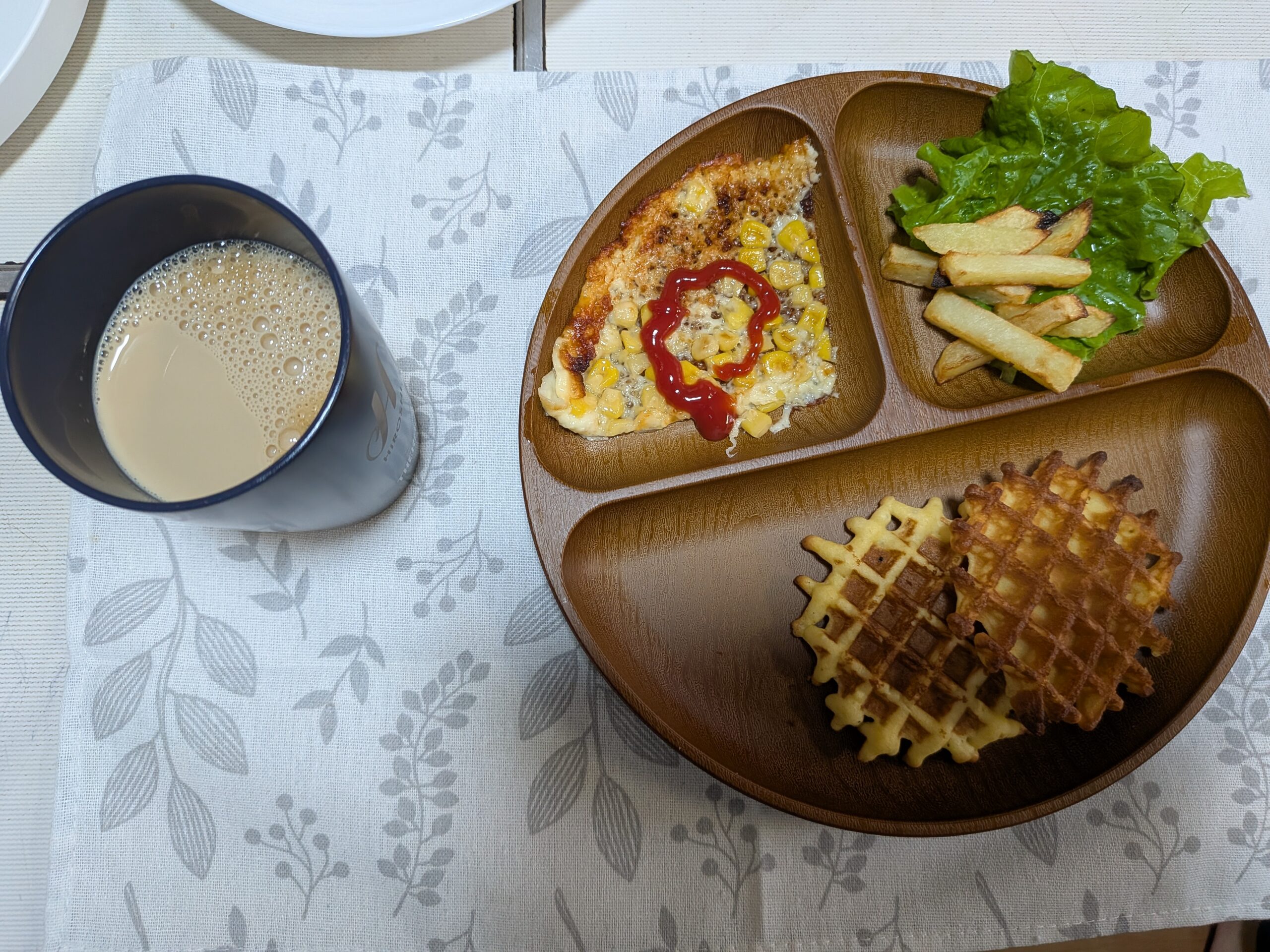 52日目 朝食:
・ベルギーワッフル
・コーンチーズぎょうざ皮ピザ
・フライドポテト
・レタス
・無糖カフェオレ