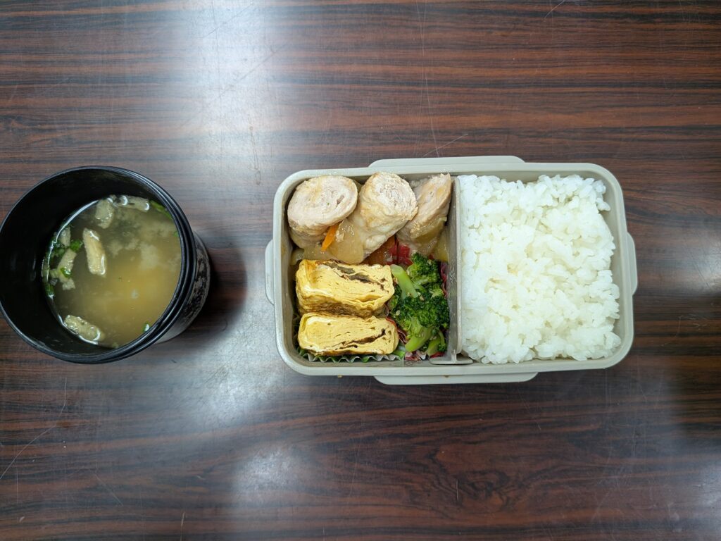 52日目 昼食:
・ご飯
・肉巻き
・玉子焼き
・大根の煮物
・ブロッコリー
・インスタント味噌汁