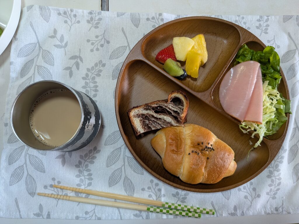 53日目 朝食:
・クロワッサン
・チョコマーブル
・キャベツ
・ミックスフルーツ
・無糖カフェオレ
