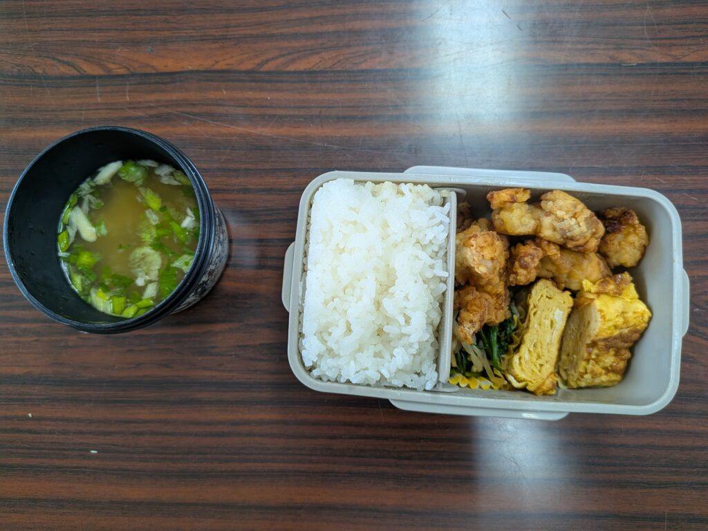 53日目 昼食:
・ご飯
・鶏のから揚げ
・玉子焼き
・ブロッコリー
・玉子焼き
・味噌汁