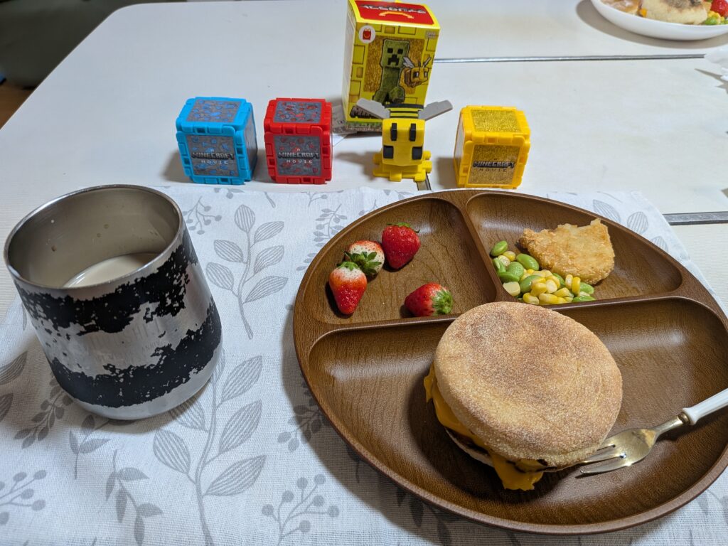 54日目 朝食:
・エッグマックマフィン
・ハッシュポテト
・枝豆&コーン
・いちご
・無糖カフェオレ