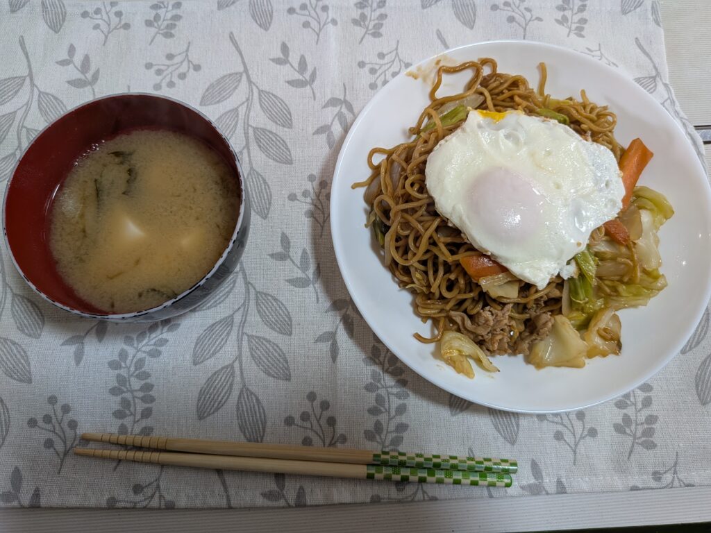 54日目 昼食:
・焼きそば
・目玉焼き
・味噌汁