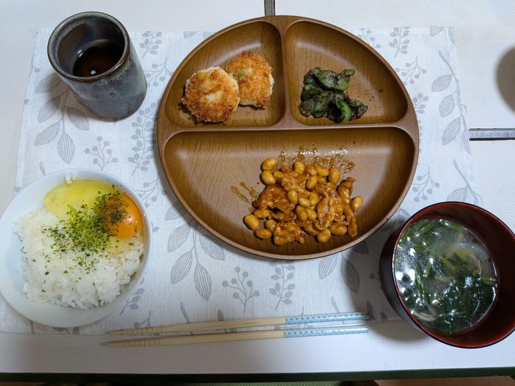 54日目 夕食:
・卵かけご飯
・はんぺんコロッケ
・きゅうりのゆかり和えー
・ポークビーンズ
・味噌汁