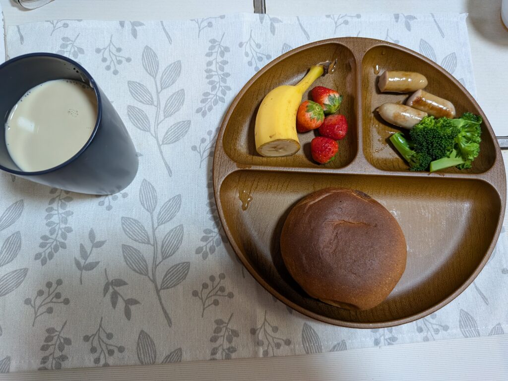 55日目 朝食:
・ベースブレッド
リッチ1袋
・ウインナー
・ブロッコリー
・バナナ
・いちご
・無糖カフェオレ