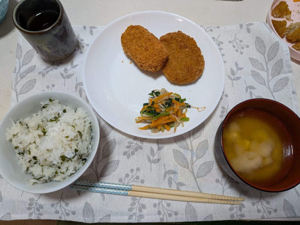 55日目 夕食:
・わかめご飯
・カニクリームコロッケ
・牛肉コロッケ
・もやし・にんじん・ほうれん草ナムル
・味噌汁